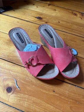 Good Chic Coral Pink Slip-On Wedge Mules with Gold Ring (Brand New)